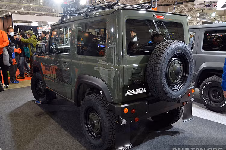 Hiện hãng độ DAMD chưa công bố nhiều thông số kỹ thuật cụ thể của cặp đôi Suzuki Jimny 2019 độ. Rất có thể xe sẽ sử dụng động cơ như Suzuki Jimny 2019 nguyên bản. Giá xe Suzuki Jimny 2019 phiên bản độ DAMD cũng chưa được hé lộ tại Tokyo Auto Salon 2019.