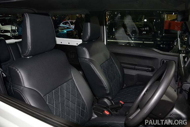 Khác với chiếc màu trắng "nhái" Mercedes-Benz G-Class, chiếc Suzuki Jimny 2019 màu xanh lục lại được trang bị ghế bọc da phối da lộn màu tối. Trong đó, phần da lộn được khâu hình quả trám đẹp mắt.
