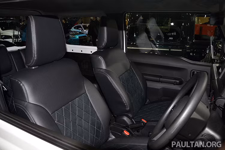 Khác với chiếc màu trắng "nhái" Mercedes-Benz G-Class, chiếc Suzuki Jimny 2019 màu xanh lục lại được trang bị ghế bọc da phối da lộn màu tối. Trong đó, phần da lộn được khâu hình quả trám đẹp mắt.