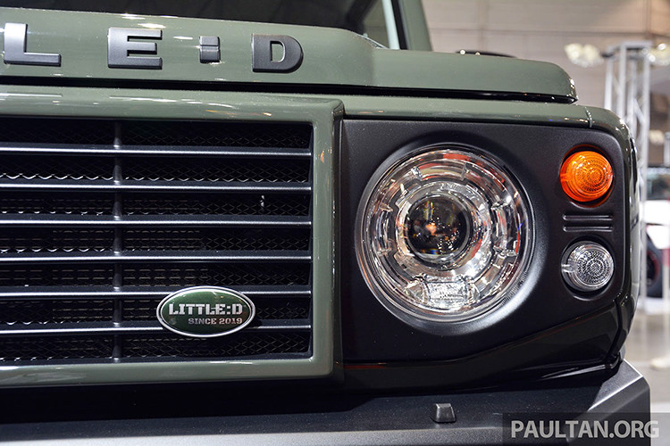 Không dừng ở đó, hãng độ DAMD tiếp tục thay cụm đèn hậu nguyên bản của Suzuki Jimny 2019 thành loại bóng đơn lẻ, đóng vai trò đèn phanh, đèn báo rẽ và đèn lùi. Trên chắn bùn trước và sau của Suzuki Jimny 2019 đi kèm gói Little D còn có thêm đinh tán sao cho giống Land Rover Defender.
