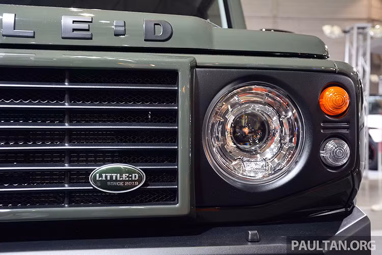 Không dừng ở đó, hãng độ DAMD tiếp tục thay cụm đèn hậu nguyên bản của Suzuki Jimny 2019 thành loại bóng đơn lẻ, đóng vai trò đèn phanh, đèn báo rẽ và đèn lùi. Trên chắn bùn trước và sau của Suzuki Jimny 2019 đi kèm gói Little D còn có thêm đinh tán sao cho giống Land Rover Defender.