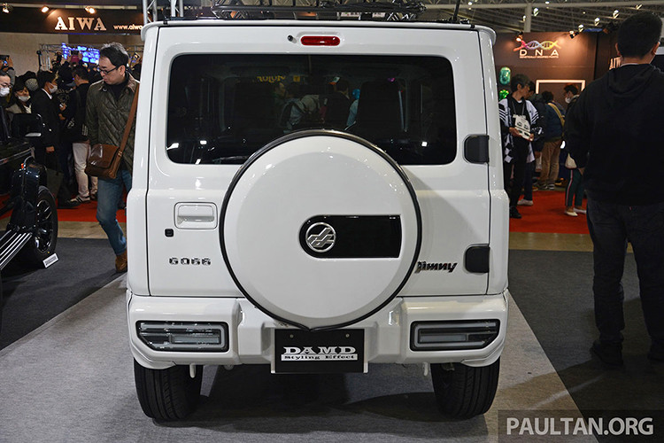 Riêng phần đuôi xe của chiếc Suzuki Jimny 2019 gần như không thay đổi, chỉ có thêm vỏ bọc lốp dự phòng mới với logo của hãng DAMD. Tuy nhiên, nếu nhìn lướt qua chắc bạn khó nhận ra nó là một chiếc Jimny giá rẻ.