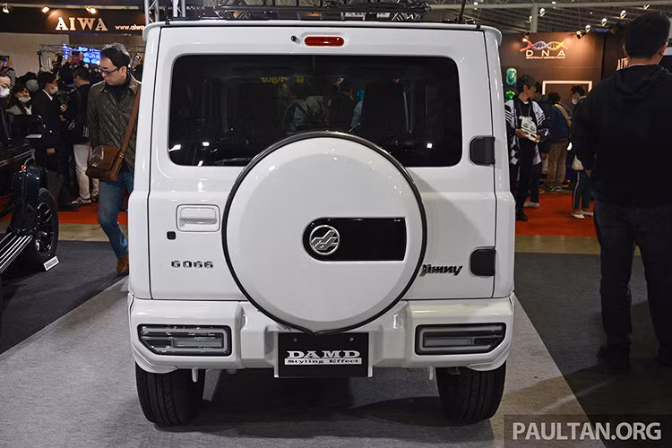 Riêng phần đuôi xe của chiếc Suzuki Jimny 2019 gần như không thay đổi, chỉ có thêm vỏ bọc lốp dự phòng mới với logo của hãng DAMD. Tuy nhiên, nếu nhìn lướt qua chắc bạn khó nhận ra nó là một chiếc Jimny giá rẻ.