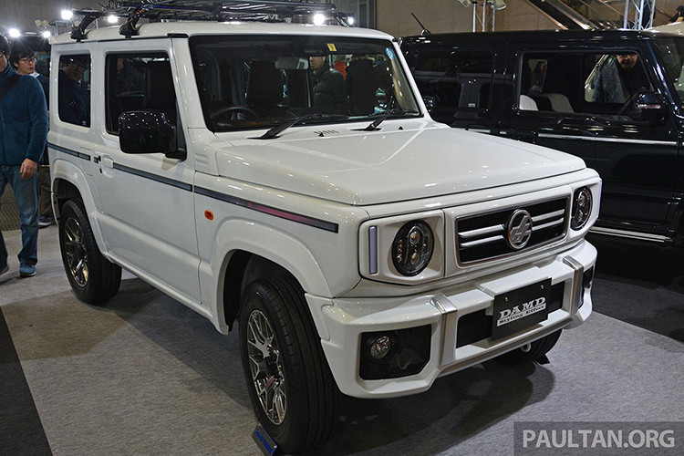 Trong đó, chiếc màu trắng là Suzuki Jimny 2019 lắp bộ body kit Little G. Chiếc màu xanh lục còn lại đi kèm bộ body kit Little D. Đúng như tên gọi, chiếc Suzuki Jimny 2019 lắp bộ body kit Little G trông chẳng khác gì Mercedes-Benz G-Class thu nhỏ.
