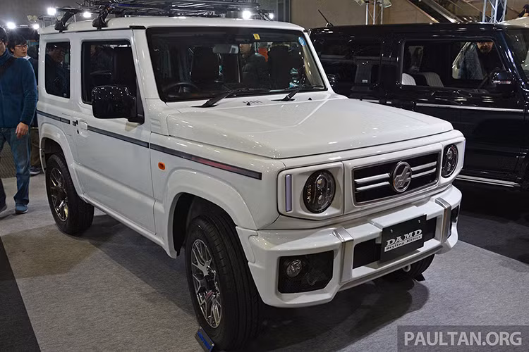 Trong đó, chiếc màu trắng là Suzuki Jimny 2019 lắp bộ body kit Little G. Chiếc màu xanh lục còn lại đi kèm bộ body kit Little D. Đúng như tên gọi, chiếc Suzuki Jimny 2019 lắp bộ body kit Little G trông chẳng khác gì Mercedes-Benz G-Class thu nhỏ.