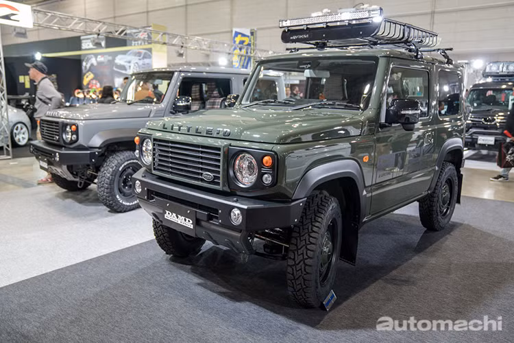 Nếu muốn sở hữu Land Rover Defender thu nhỏ, khách hàng có thể chọn Suzuki Jimny 2019 với bộ body kit Little D. Phần đầu xe là dòng chữ "LITLLE:D" cứng cáp trên nắp capô theo phong cách của Land Rover Defender.