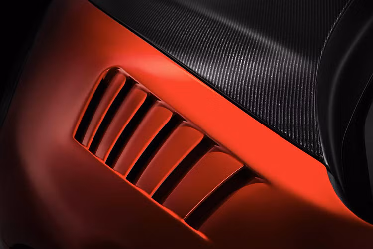 Xe được sơn hài màu đen và đỏ cuốn hút với mang cá hút gió xuất hiện khá hầm hố phía thành xe sát nắp capo.