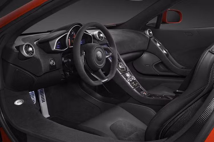 Không gian nội thất được bọc da và Alcantara cao cấp với những điểm nhấn bằng sợi carbon. Trên cửa bên người lái có biển đánh số thứ tự.