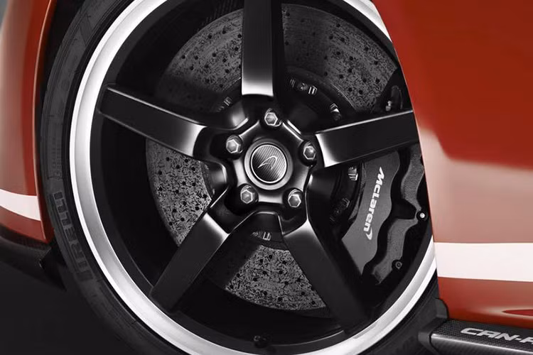 Thêm vào đó là bộ la-zăng 5 chấu được phát triển bởi một bộ phận đặc biệt của công ty có tên McLaren Special Operations có màu sơn đen bóng.