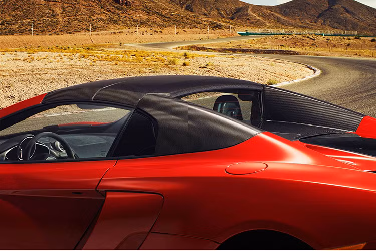 Một trong những chi tiết ấn tượng của mẫu xe này là nó được trang bị rất nhiều bộ phận làm từ loại vật liệu siêu nhẹ-sợi carbon như là mui xe cứng có thể đóng và mở.