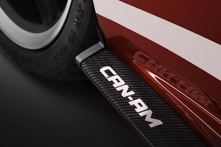 Được lắp cùng la-zăng titanium là bộ lốp Pirelli P Zero Corsa. Bên trong là hệ thống phanh có má phanh được sơn màu đen gắn cùng với đĩa phanh làm bằng carbon ceramics.