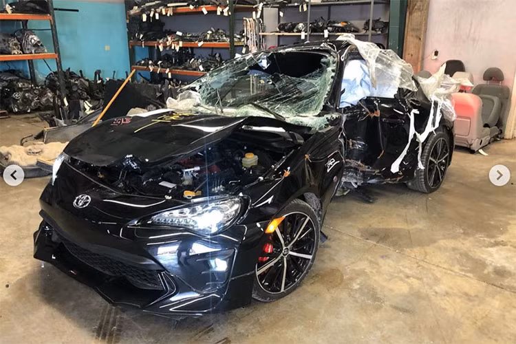 Mới đây, một đoạn video ngắn chia sẻ với nội dung về chiếc xe coupe thể thao Nhật Bản - Toyota 86 gặp tai nạn nghiêm trọng dẫn tới việc ngoại thất biến dạng nặng nề. Tuy nhiên, điều đáng nói là sau vụ khi tai nạn xảy ra, chiếc xe vẫn có thể di chuyển một cách hoàn toàn bình thường.