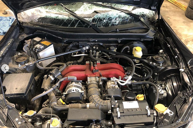 Phần thân xe có lẽ là khu vực bị ảnh hưởng nhiều nhất sau va chạm. Cánh cửa, trục A , trục C và toàn bộ kính trên cửa, bao gồm cả kính gió phía sau đều bị vỡ vụn, trầy xước và biến dạng nặng nề.