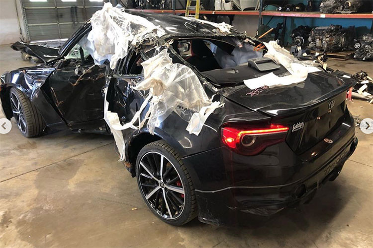 Ngay lập tức, đoạn video ngắn đã được chia sẻ rộng rãi trên các diễn đàn xe cộ toàn thế giới và thu hút sự quan tâm đông đảo của cư dân mạng. Cụ thể, theo những hình ảnh và video sau vụ tai nạn có thể nhận thấy, chiếc xe coupe thể thao Toyota 86 đã bị biến dạng rất nghiêm trọng.