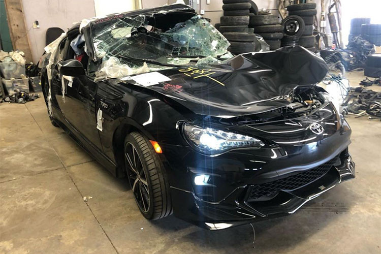 Theo tìm hiểu, chiếc Toyota 86 đen đủi này mới được chủ nhân mua cách đây vài tháng và quãng đường lăn bánh cũng chỉ dừng lại ở con số hơn 1 vạn km. Được biết, sau khi vụ tai nạn nghiêm trọng này xảy ra, chủ nhân đã quyết định bán chiếc xe này cho cửa hàng phụ tùng có tên 417 Motoring Parts.