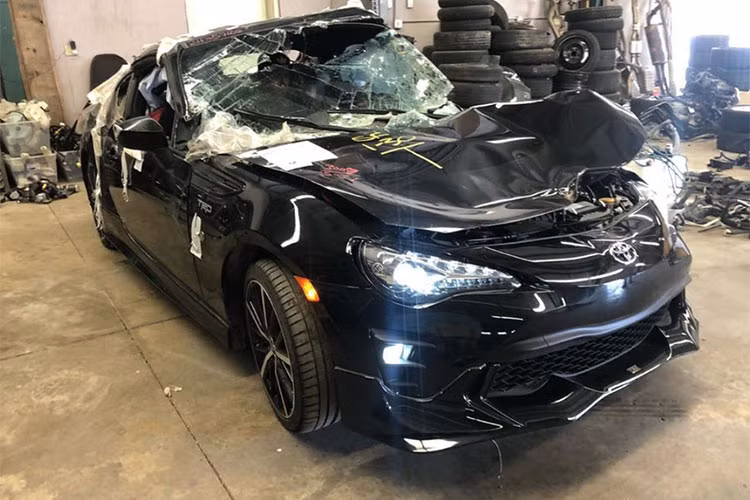 Theo tìm hiểu, chiếc Toyota 86 đen đủi này mới được chủ nhân mua cách đây vài tháng và quãng đường lăn bánh cũng chỉ dừng lại ở con số hơn 1 vạn km. Được biết, sau khi vụ tai nạn nghiêm trọng này xảy ra, chủ nhân đã quyết định bán chiếc xe này cho cửa hàng phụ tùng có tên 417 Motoring Parts.