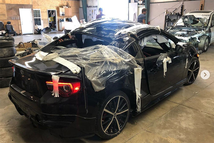 Phần đầu xe, nắp ca-pô đã bị cong vênh co rúm, toàn bộ kính lái bị vỡ, trục A cũng không tránh khỏi "thảm cảnh" gãy đôi và toàn bộ túi khí trong xe cũng đã nổ. Các chi tiết nhiều nơi trên thân xe bẹp dúm.