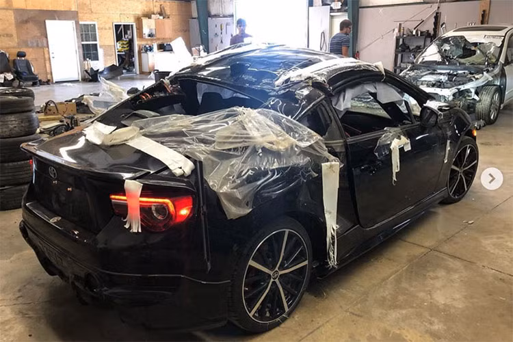 Phần đầu xe, nắp ca-pô đã bị cong vênh co rúm, toàn bộ kính lái bị vỡ, trục A cũng không tránh khỏi "thảm cảnh" gãy đôi và toàn bộ túi khí trong xe cũng đã nổ. Các chi tiết nhiều nơi trên thân xe bẹp dúm.