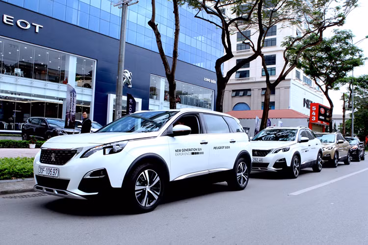 Đối với Peugeot, hãng không chỉ thực hiện chương trình ưu đãi không chỉ dành cho khách hàng mua mới mà cả những khách hàng đang sử dụng xe Peugeot tại Việt Nam. Theo đó, những khách hàng mua xe Peugeot trong tháng 12/2018 sẽ được tặng 1 năm bảo hiểm vật chất giá trị tương đương 20 triệu đồng cho các mẫu xe Peugeot 408 Deluxe, Premium; 508 Facelift; 3008 Facelift, AllNew và 5008 thế hệ mới.