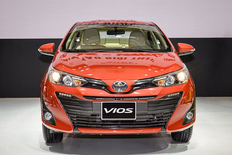 Toyota Việt Nam hiện đang áp dụng chương trình ưu đãi đối với Toyota Vios, mẫu xe chủ lực của hãng. Theo đó, khách hàng mua xe Toyota Vios phiên bản 1.5G CVT sẽ được nhận 2 năm bảo hiểm thân vỏ Toyota. Còn những khách mua Toyota Vios phiên bản 1.5E CVT và 1.5E MT sẽ chọn một trong hai lựa chọn là 2 năm bảo hiểm thân vỏ Toyota hoặc lựa 1 năm bảo hiểm thân vỏ và gói phụ kiện bao gồm đầu DVD và camera lùi.