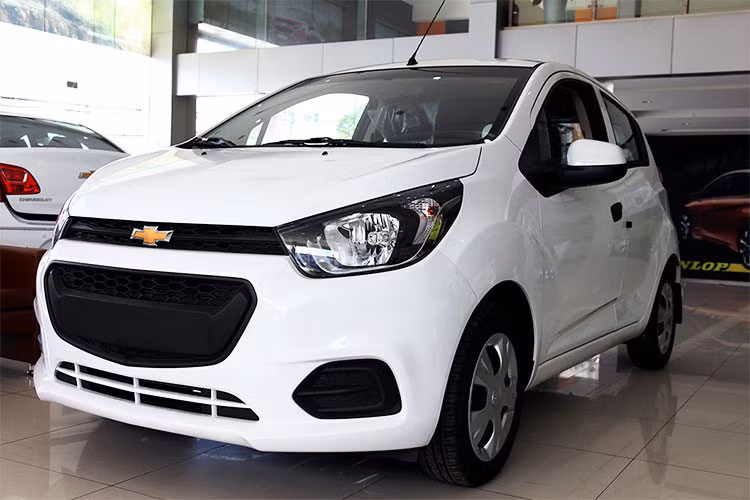 Mẫu xe giá rẻ nhất Việt Nam Chevrolet Spark Duo cũng vẫn được bán với mức ưu đãi 40 triệu đồng, giá bán ra chỉ là 259 triệu đồng, so với mức giá niêm yết 299 triệu đồng. Chevrolet Trailblazer ưu đãi cả 3 phiên bản từ 30 – 50 triệu đồng, giúp giá xe bán ra chỉ còn từ 809 – 995 triệu đồng.