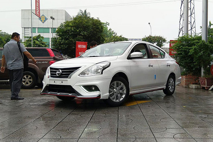 Nissan Việt Nam cũng thực hiện ưu đãi tặng phụ kiện cho tất cả các xe bán ra. Bên cạnh đó, đối với riêng Nissan Sunny Q-Series, khách hàng khi mua xe sẽ được tặng thêm 10 triệu đồng tiền mặt. Còn Nissan Navara nếu không nhận phụ kiện, khách hàng sẽ được tặng 15 triệu đồng.