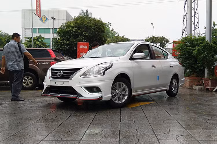 Nissan Việt Nam cũng thực hiện ưu đãi tặng phụ kiện cho tất cả các xe bán ra. Bên cạnh đó, đối với riêng Nissan Sunny Q-Series, khách hàng khi mua xe sẽ được tặng thêm 10 triệu đồng tiền mặt. Còn Nissan Navara nếu không nhận phụ kiện, khách hàng sẽ được tặng 15 triệu đồng.