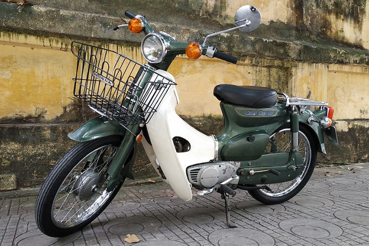 Mặc dù giá trị của chiếc Honda Cub 50cc này cao hơn rất nhiều so với các dòng xe tay ga hiện đại nhưng với anh Hoàng Anh, chiếc xe không chỉ là một món đồ sưu tầm mà còn là một phần di sản của nhạc sĩ Trịnh Công Sơn mà anh đã ao ước sở hữu từ lâu.