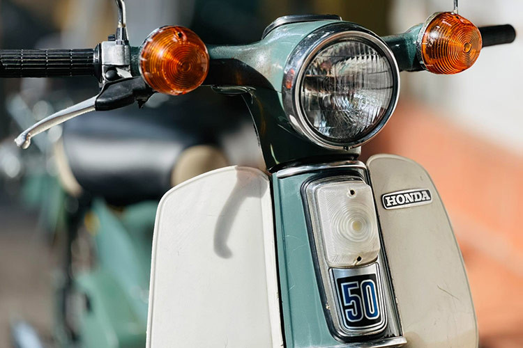 Chính sự trùng hợp này đã khiến chiếc xe trở thành một vật kỷ niệm vô giá đối với những người yêu mến Trịnh Công Sơn. Một điểm đặc biệt khác của chiếc xe là giấy tờ xe ghi nhầm năm sinh của Trịnh Công Sơn là 1937 thay vì 1939, một sai sót đã gây không ít tranh cãi trong cộng đồng những người yêu mên cố nhạc sĩ.