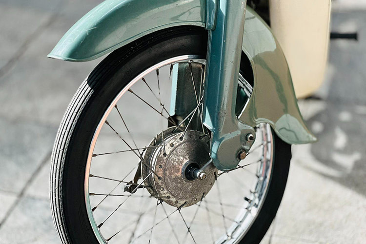 "Bạn chủ mới của chiếc xe có tính cách rất dễ thương, chỉ hỏi giá rồi quyết mua, không mặc cả, điều này khiến tôi cảm thấy rất vui vì chiếc xe đã tìm được một chủ nhân mới yêu quý nó." chị Mỹ Nữ, người bán chiếc xe chia sẻ.