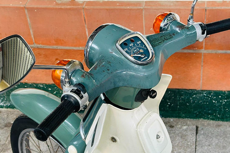 Tuy nhiên, đối với anh Hoàng Anh, đây lại là một chi tiết thú vị và đặc biệt, càng làm tăng thêm giá trị của chiếc xe. Chị Mỹ Nữ, người bán chiếc Honda Cub này cho biết, gia đình chị cũng rất tiếc khi phải chia tay chiếc xe nhưng do không còn ai chăm sóc nó, chị đã quyết định bán lại.