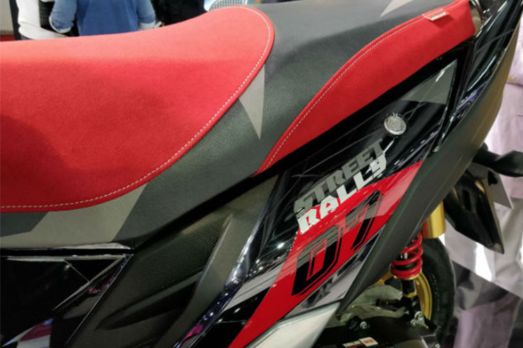 Yamaha Cygnus Ray ZR Street Rally mới sở hữu trọng lượng khá nhẹ chỉ 103 kg. Yên xe thiết kế chia đôi rõ ràng, phía dưới yên của xe là cốp đựng đồ dung tích 21 lít. Phía trước người lái là hộc đựng đồ bên phải là chìa khóa điện, bên trái có thêm tiện ích usb đề xạc các thiết bị di động.