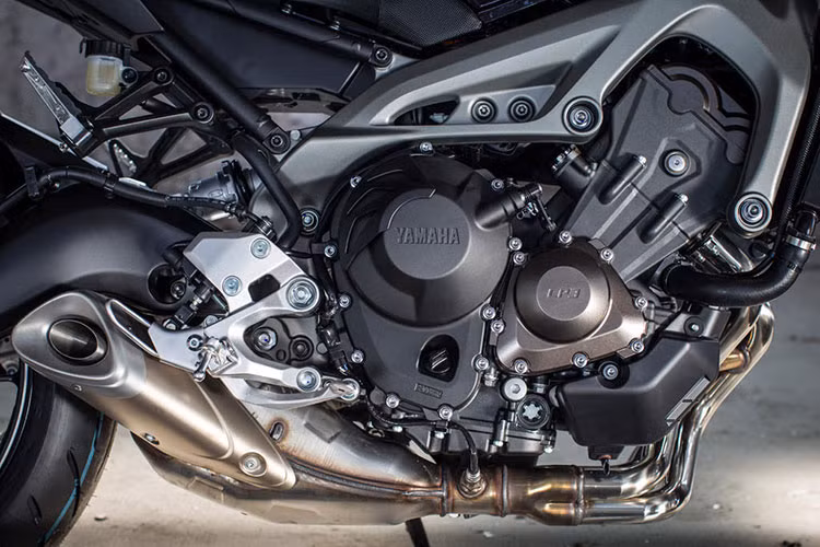Yamaha MT-09 Tracer sử dụng động cơ 4 thì, làm mát bằng chất lỏng, DOHC, 3 xi-lanh, dung tích 847cc kết hợp hộp số 6 cấp giúp sản sinh công suất tối đa 115 mã lực tại 10.000 vòng/phút, mô-men xoắn cực đại 93 Nm tại 8.500 vòng/phút.