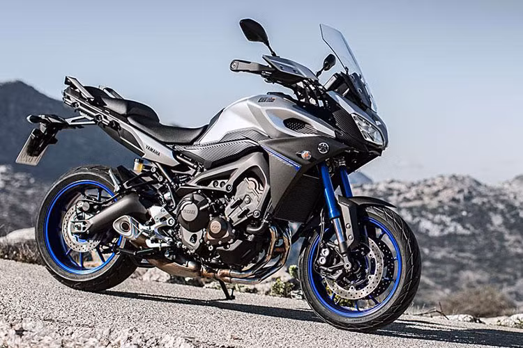 Yamaha MT-09 Tracer 2016 sẽ chính thức lên kệ tại thị trường Malaysia từ giữa tháng 7. Các đối thủ cạnh tranh chính gồm MV Agusta Stradale, Triumph XRx, Ducati Hyperstrada và BMW Motorrad F800 GS. Xe vừa được bán với mức giá 59.900 RM, tương đương 15.000 USD (khoảng hơn 300 triệu đồng).