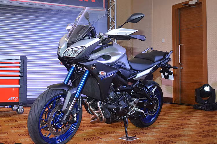  Yamaha MT-09 Tracer vừa ra mắt tại thị trường Malaysia sở hữu kích thước dài, rộng, cao lần lượt là 2.160 x 950 x 1.345 mm, chiều cao yên 845 mm, khoảng cách trục cơ sở 1.440 mm và khoảng sáng gầm 135 mm. Trọng lượng khô của Tracer xấp xỉ 190 kg.