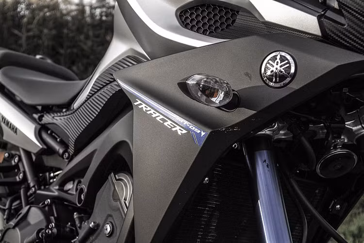 Với dàn áo mang đậm phong cách thể thao, xe còn sở hữu bộ giảm sóc trước, sau phù hợp cho những hành trình dài. Bên cạnh đó là giá đựng đồ phía cùng hai cốp phía sau giúp MT-09 Tracer thực sự là mẫu xe chạy đường trường lý tưởng.