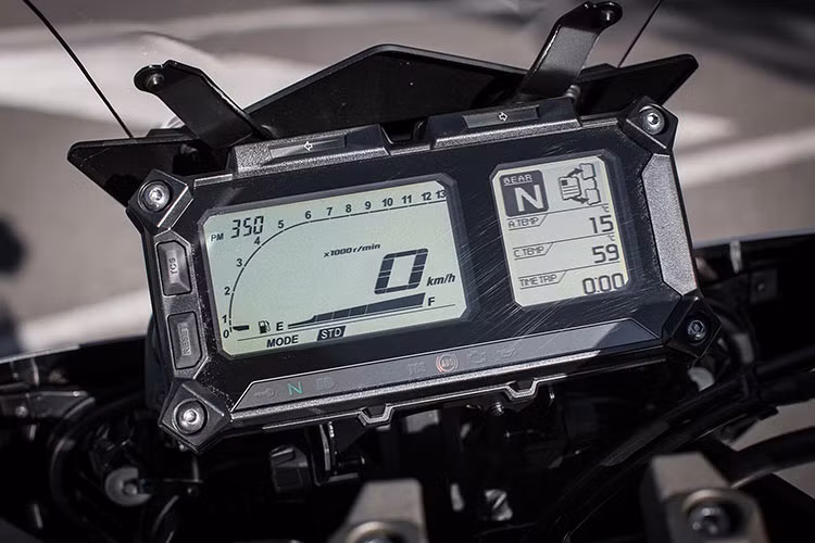 Mẫu môtô đường trường 850 phân khối của Yamaha sở hữu cụm đèn pha đôi trước, xi nhan giọt nước, đồng hồ công tơ mét lcd lớn... xe được trang bị những tính năng đáng chú ý như hệ thống chống bó cứng phanh ABS với phanh đĩa đôi phía trước,...