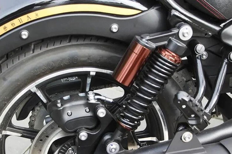 Đối với Rebel 500, hãng Honda trang bị cho xe động cơ 2 xy-lanh, dung tích 471 cc, công suất 44,9 mã lực và mô-men xoắn cực đại 43,3 Nm.