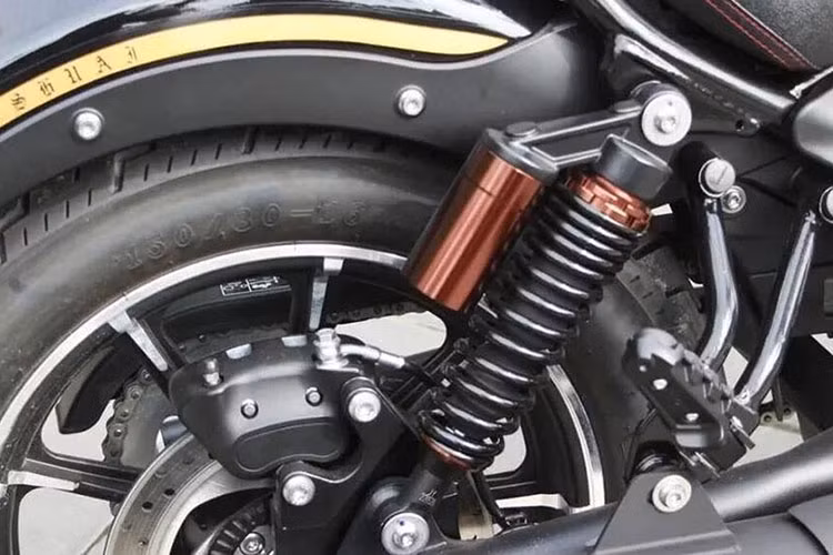 Đối với Rebel 500, hãng Honda trang bị cho xe động cơ 2 xy-lanh, dung tích 471 cc, công suất 44,9 mã lực và mô-men xoắn cực đại 43,3 Nm.