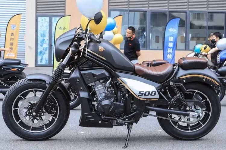 Chi tiết khác biệt dễ nhận thấy nhất là ốp đầu đèn Xiang Shuai Cangyun 2022 mới được vuốt dài ra phía sau hơn. Phần giảm xóc trước có thêm cao su bảo vệ mang đến cảm giác cổ điển hơn.