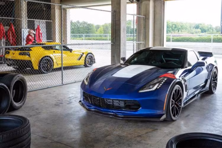 Vượt qua những tên tuổi khác, Chevrolet Corvette là mẫu xe cơ bắp hiếm hoi của Mỹ xuất hiện trong danh sách này. Cũng giống như Porsche 911, chiếc xe này cũng được cung cấp nhiều tùy chọn động cơ với các mức công suất khác nhau. Bản tiêu chuẩn của nó được trang bị động cơ V8 dung tích 6,2 lít sản sinh công suất 455 mã lực, đi kèm với đó là hộp số sàn 7 cấp hoặc tùy chọn hộp số tự động 8 cấp.