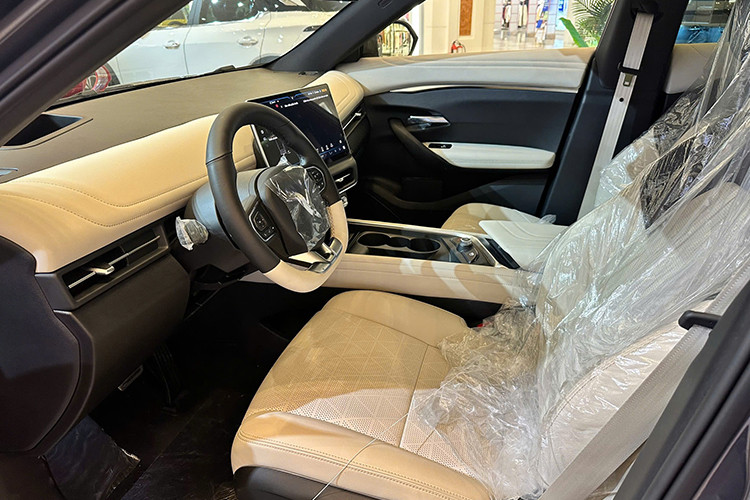 Vinfast VF7 được trang bị động cơ điện cho công suất tối đa 349 mã lực và mô-men xoắn cực đại 500 Nm, đi kèm hệ dẫn động 4 bánh toàn thời gian. Đây cũng là mẫu xe mạnh nhất trong tầm giá dưới 1 tỷ đồng tại Việt Nam. Xe sở hữu bộ pin dung lượng 75,3 kWh, cung cấp quãng đường di chuyển tối đa 431 km mỗi lần sạc đầy, theo tiêu chuẩn WLTP.