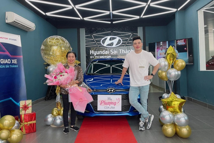 Trước đó, vào năm 2021, anh cũng từng tặng mẹ một chiếc Hyundai Grand i10 nhân dịp Quốc tế Phụ nữ 8/3, chứng minh sự tận tâm của mình trong việc "làm tròn chữ hiếu".