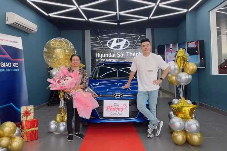 Trước đó, vào năm 2021, anh cũng từng tặng mẹ một chiếc Hyundai Grand i10 nhân dịp Quốc tế Phụ nữ 8/3, chứng minh sự tận tâm của mình trong việc "làm tròn chữ hiếu".