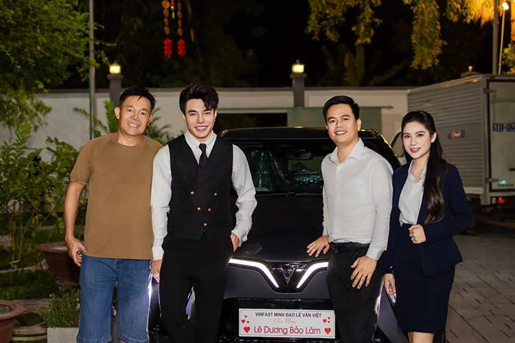 Nam diễn viên hài Lê Dương Bảo Lâm, hay còn được biết đến với biệt danh "Dương Lâm Đồng Nai", vừa khiến cộng đồng mạng trầm trồ khi tặng bố mình một chiếc VinFast VF7 chạy điện nhân dịp đầu năm mới. Trên trang cá nhân, anh chia sẻ hình ảnh cùng lời nhắn gửi giản dị nhưng đầy ý nghĩa: "Hôm nay con tặng cha chiếc xe".
