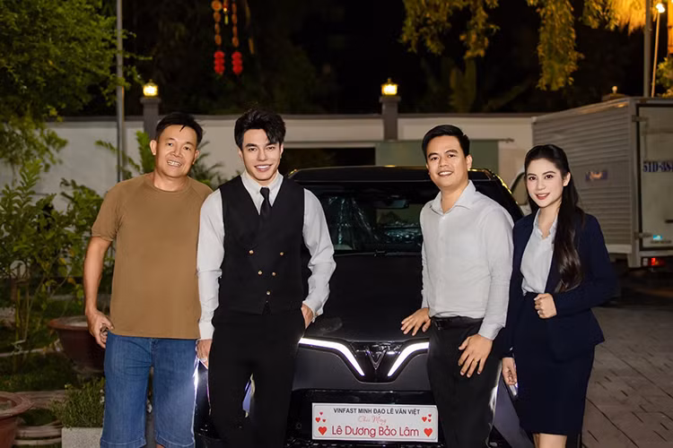 Nam diễn viên hài Lê Dương Bảo Lâm, hay còn được biết đến với biệt danh "Dương Lâm Đồng Nai", vừa khiến cộng đồng mạng trầm trồ khi tặng bố mình một chiếc VinFast VF7 chạy điện nhân dịp đầu năm mới. Trên trang cá nhân, anh chia sẻ hình ảnh cùng lời nhắn gửi giản dị nhưng đầy ý nghĩa: "Hôm nay con tặng cha chiếc xe".