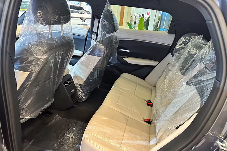 Ngoài các tính năng an toàn cơ bản như cân bằng điện tử, kiểm soát lực kéo, hỗ trợ khởi hành ngang dốc, kiểm soát chống lật, bản Plus có thêm gói hỗ trợ lại (ADAS). Những tính năng của gói ADAS như giám sát hành trình thích ứng, cảnh báo lệch làn, cảnh báo va chạm phía trước,...