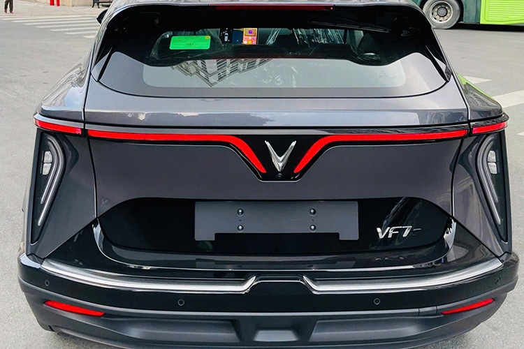 VinFast VF7 cũng được trang bị tính năng cảnh báo phương tiện cắt ngang phía sau, cảnh báo điểm mù, cảnh báo mở cửa, phanh tự động khẩn cấp phía trước, hệ thống camera 360 độ... Ngoài ra, hai phiên bản đều có trợ lý ảo với khả năng tương tác bằng giọng nói tiếng Việt đa vùng miền.