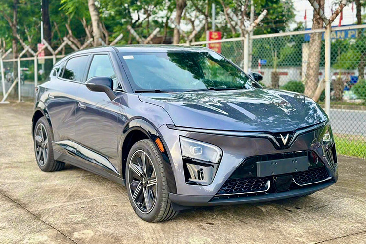 Về phần mình, diễn viên hài Lê Dương Bảo Lâm hiện đang sử dụng một chiếc sedan hạng sang cỡ trung Mercedes-Benz E300 AMG đời 2020 màu trắng với mức giá gần 3 tỷ đồng tại thời điểm mua.