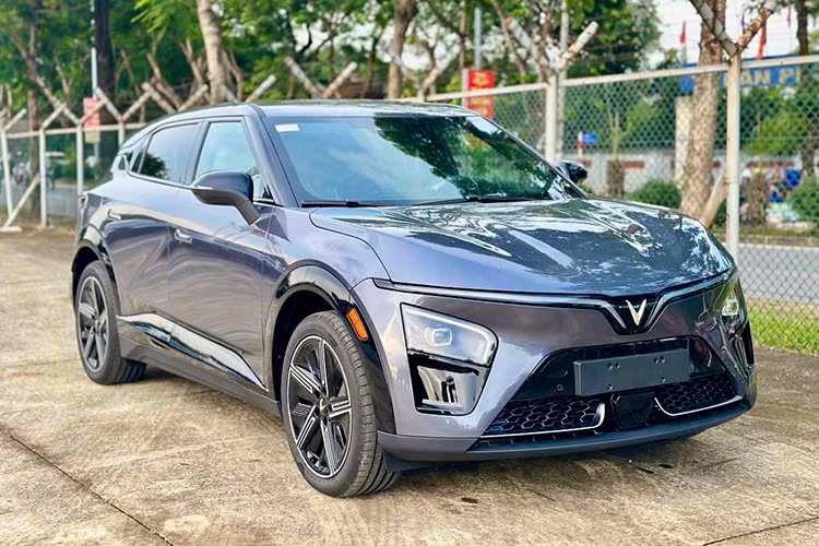 Về phần mình, diễn viên hài Lê Dương Bảo Lâm hiện đang sử dụng một chiếc sedan hạng sang cỡ trung Mercedes-Benz E300 AMG đời 2020 màu trắng với mức giá gần 3 tỷ đồng tại thời điểm mua.